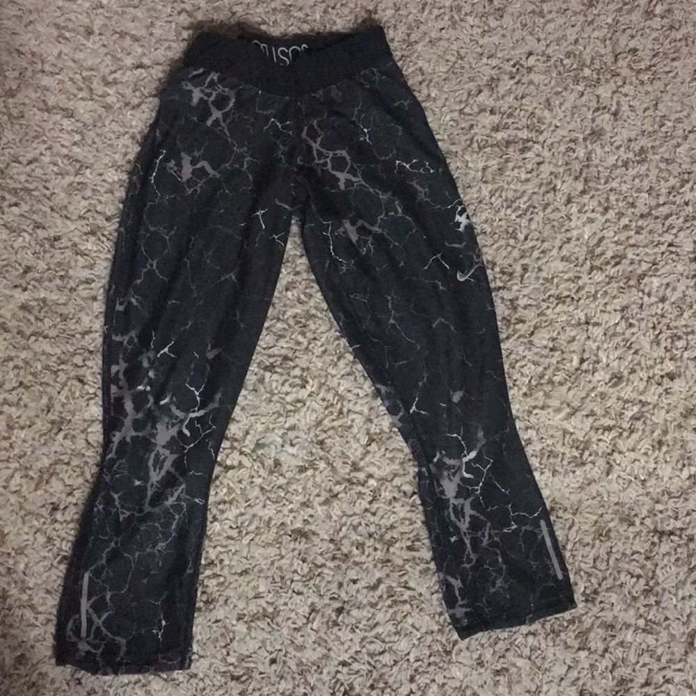 Nike cropped patterned leggings size s